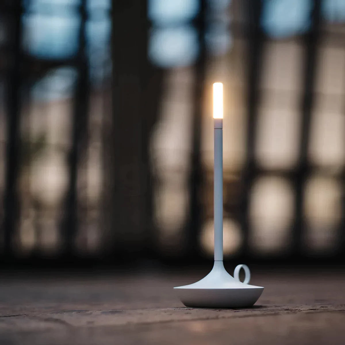 Giavi Candle - Elegant, Modern Candle with Adjustable Lighting and USB Charging
