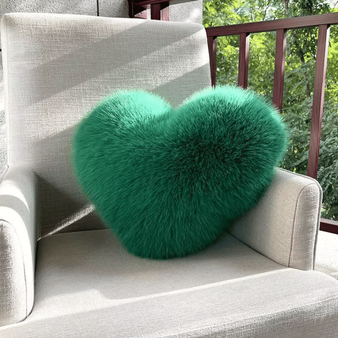 Heart-Shaped Decorative Pillow Made of Faux Fur – Soft Decorative Pillow for Modern Interiors 32x40 cm