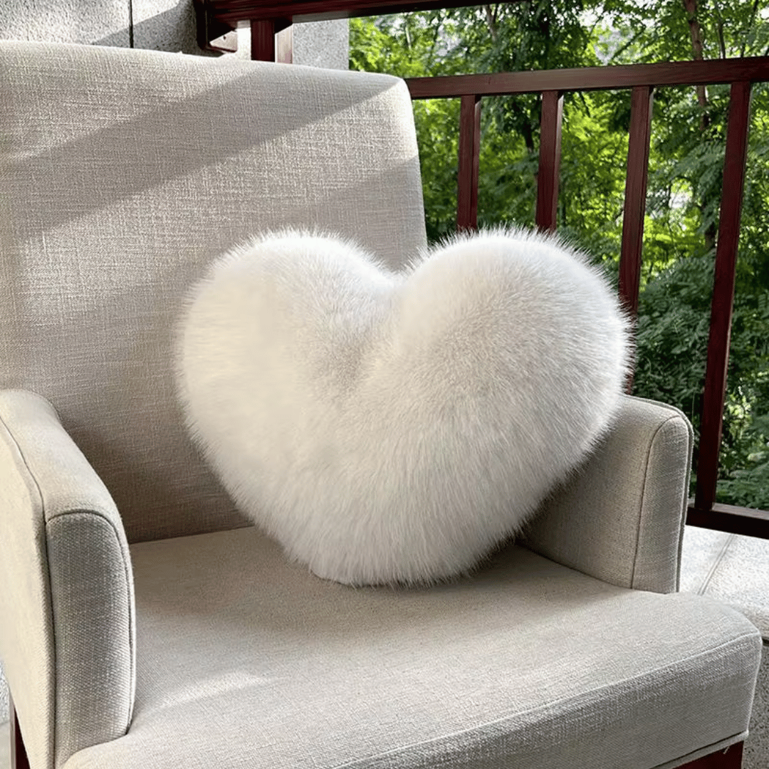 Heart-Shaped Decorative Pillow Made of Faux Fur – Soft Decorative Pillow for Modern Interiors 32x40 cm