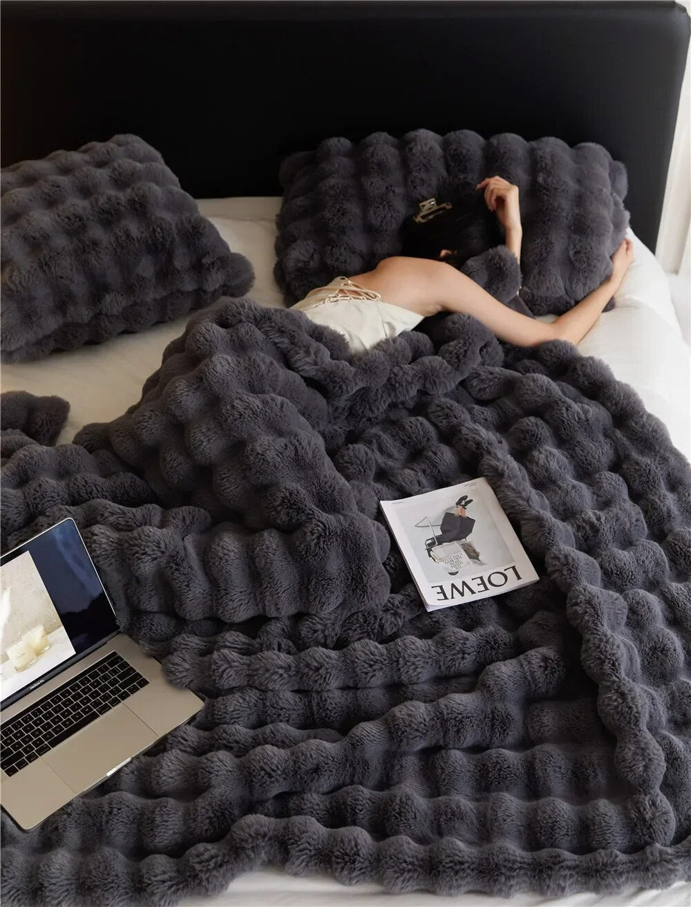 High-Quality Plush Blanket for Ultimate Comfort