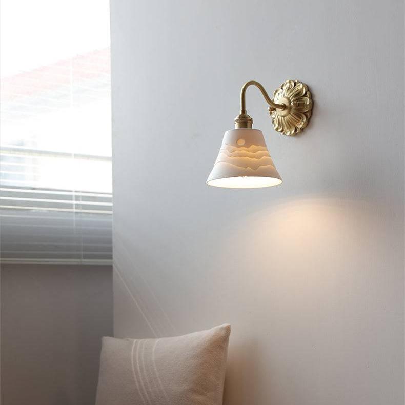 Wall Lamp in Brass and Ceramic - Elegant Design