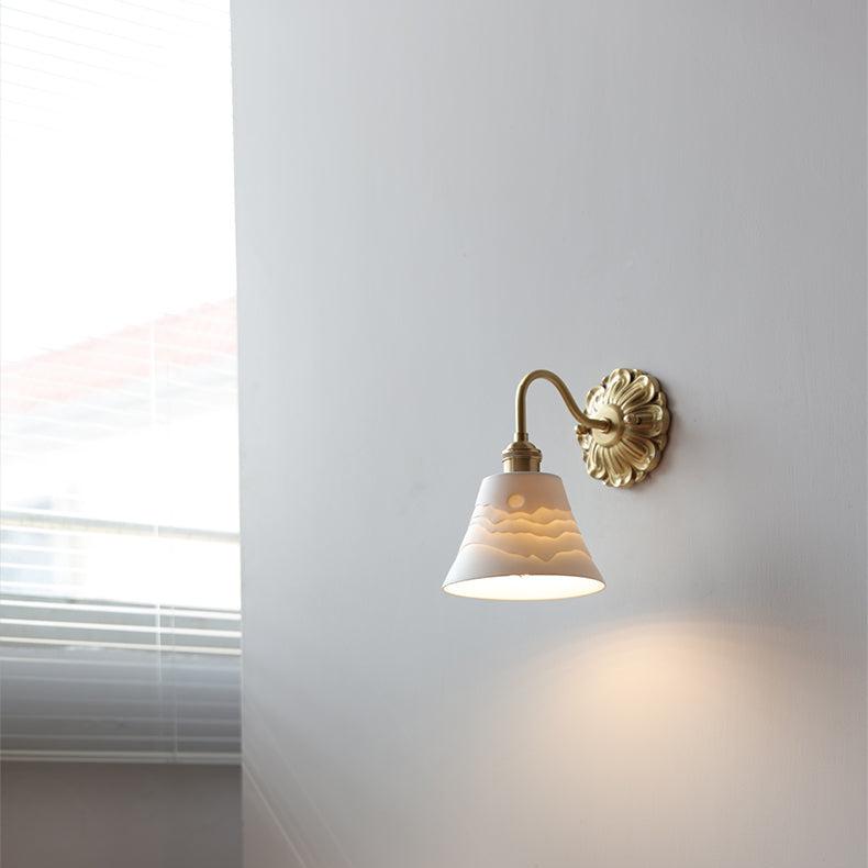Wall Lamp in Brass and Ceramic - Elegant Design