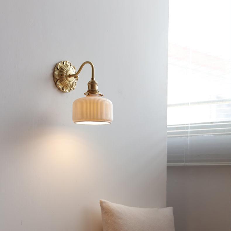 Wall Lamp in Brass and Ceramic - Elegant Design