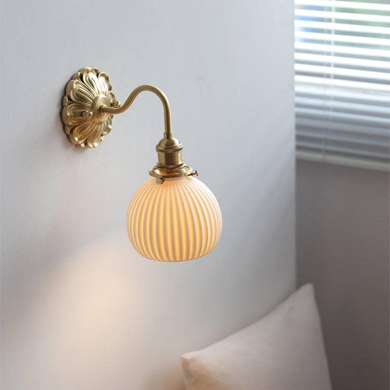Wall Lamp in Brass and Ceramic - Elegant Design
