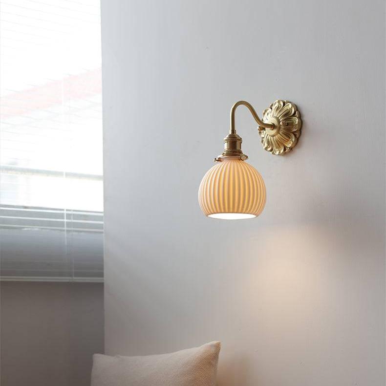 Wall Lamp in Brass and Ceramic - Elegant Design